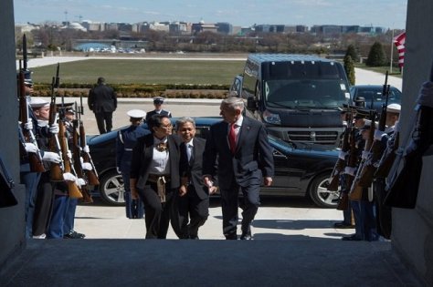Menteri Pertahanan Amerika Serikat James Norman Mattis (kanan) menyambut kunjungan Menteri Luar Negeri Indonesia Retno LP Marsudi di Pentagon, Senin (2603) waktu Washington. Navy Petty O