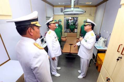 ksal laksamana tni siwi sukma adji, menijau fasilitas medis ketika meresmikan kapal perang republik indonesia (kri) semarang (smg)-594. (sindonews)