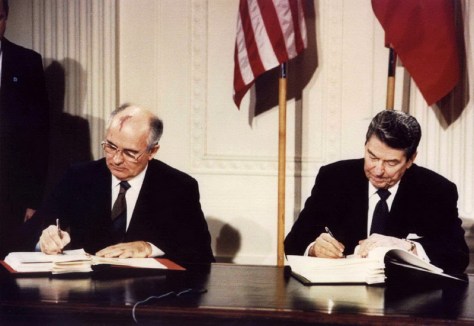 pemimpin uni soviet mikhail gorbachev dan presiden as, ronald reagan saat penandatanganan perjanjian inf, 8 desember 1987. (reuters)